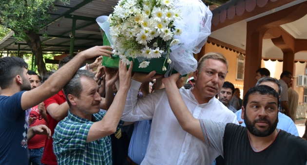 Müge gözyaşları içinde toprağa verildi.