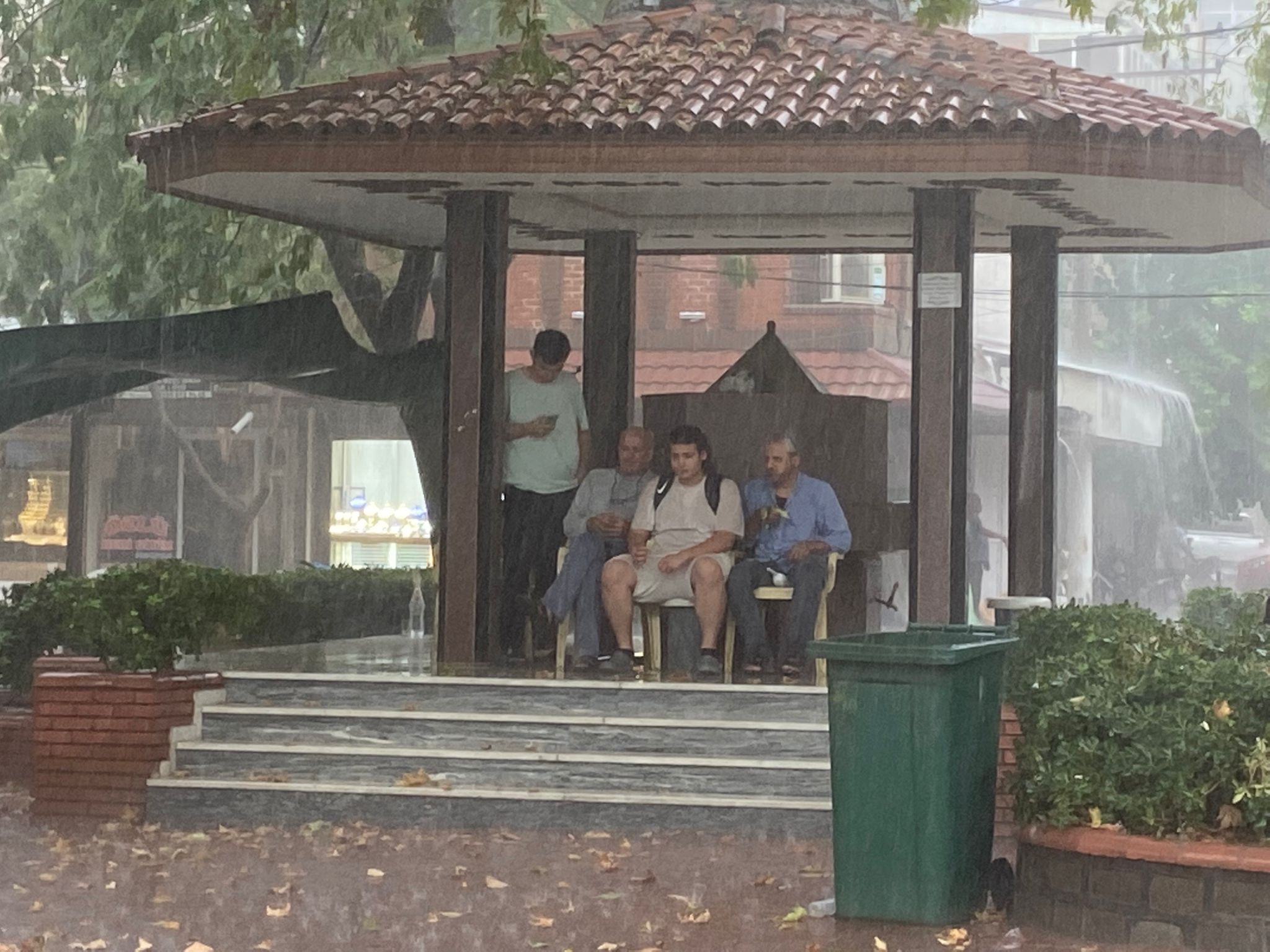 Turgutlu'da sağanak sel ve su baskınlarına neden oldu