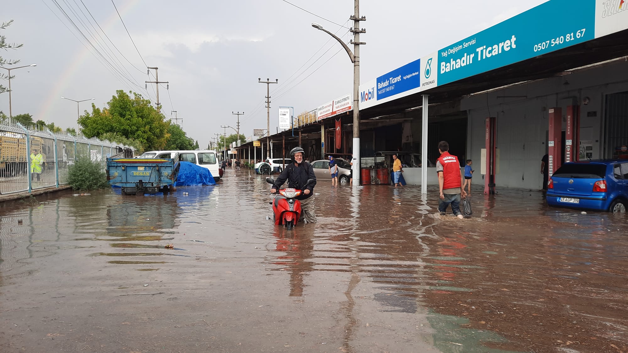 Turgutlu'da sağanak sel ve su baskınlarına neden oldu