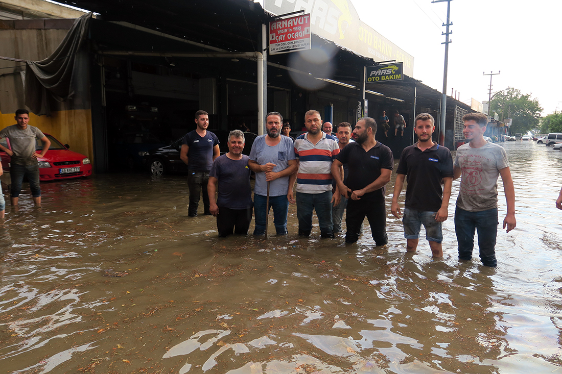 Turgutlu'da sağanak sel ve su baskınlarına neden oldu
