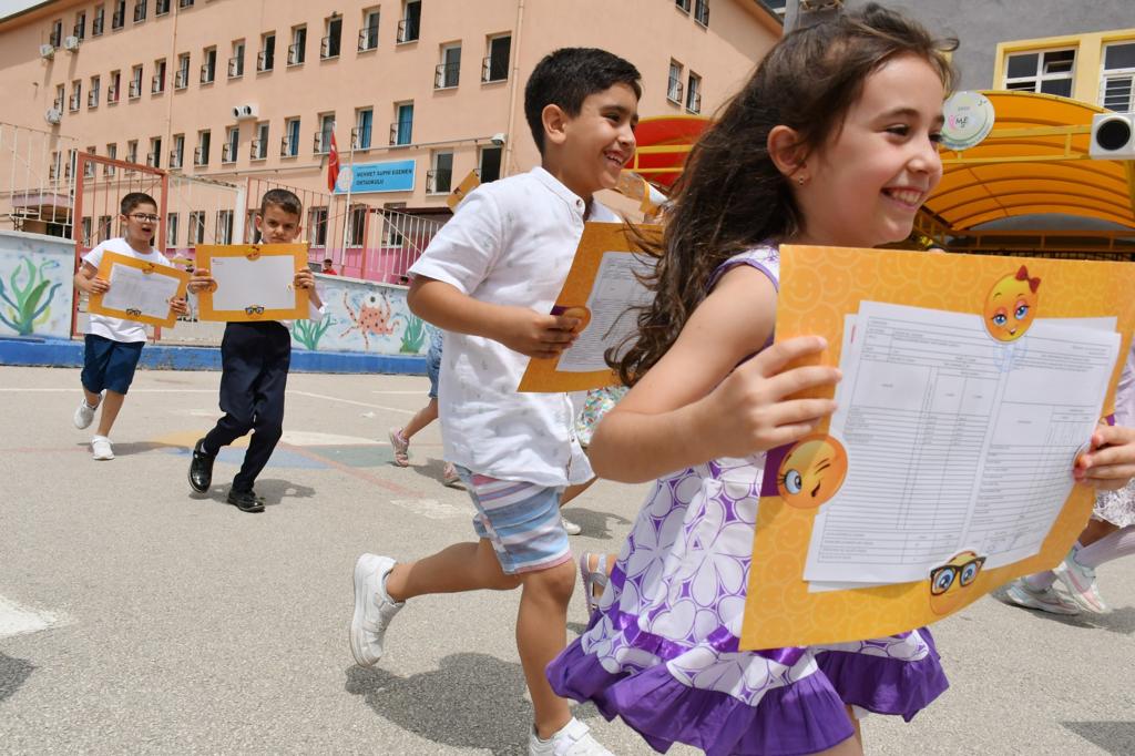Manisa'da 265 bin öğrenci tatile koştu