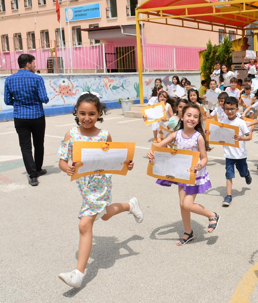 Manisa'da 265 bin öğrenci tatile koştu