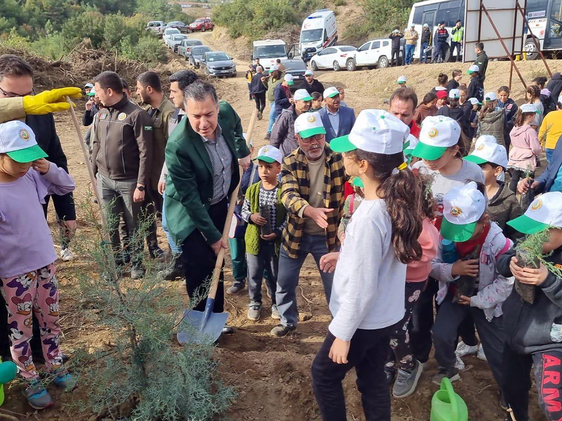 Turgutlu'da Cumhuriyete nefes için 1500 fidan dikildi