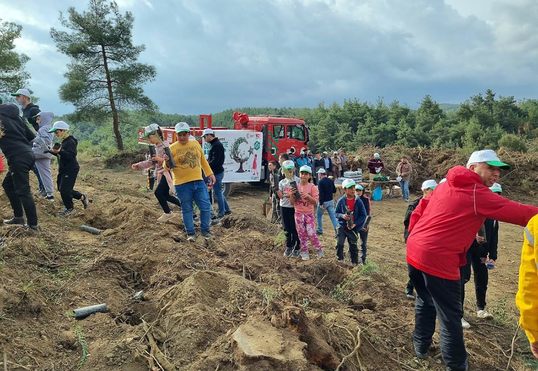 Turgutlu'da Cumhuriyete nefes için 1500 fidan dikildi