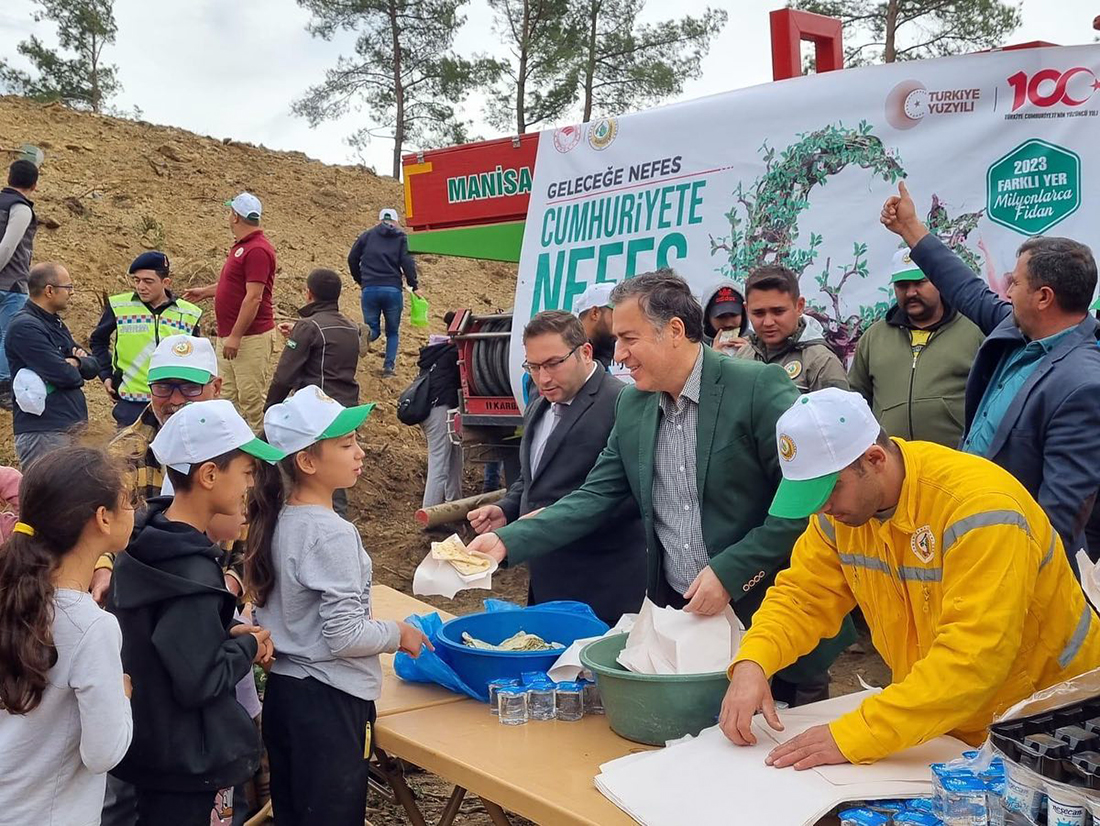 Turgutlu'da Cumhuriyete nefes için 1500 fidan dikildi