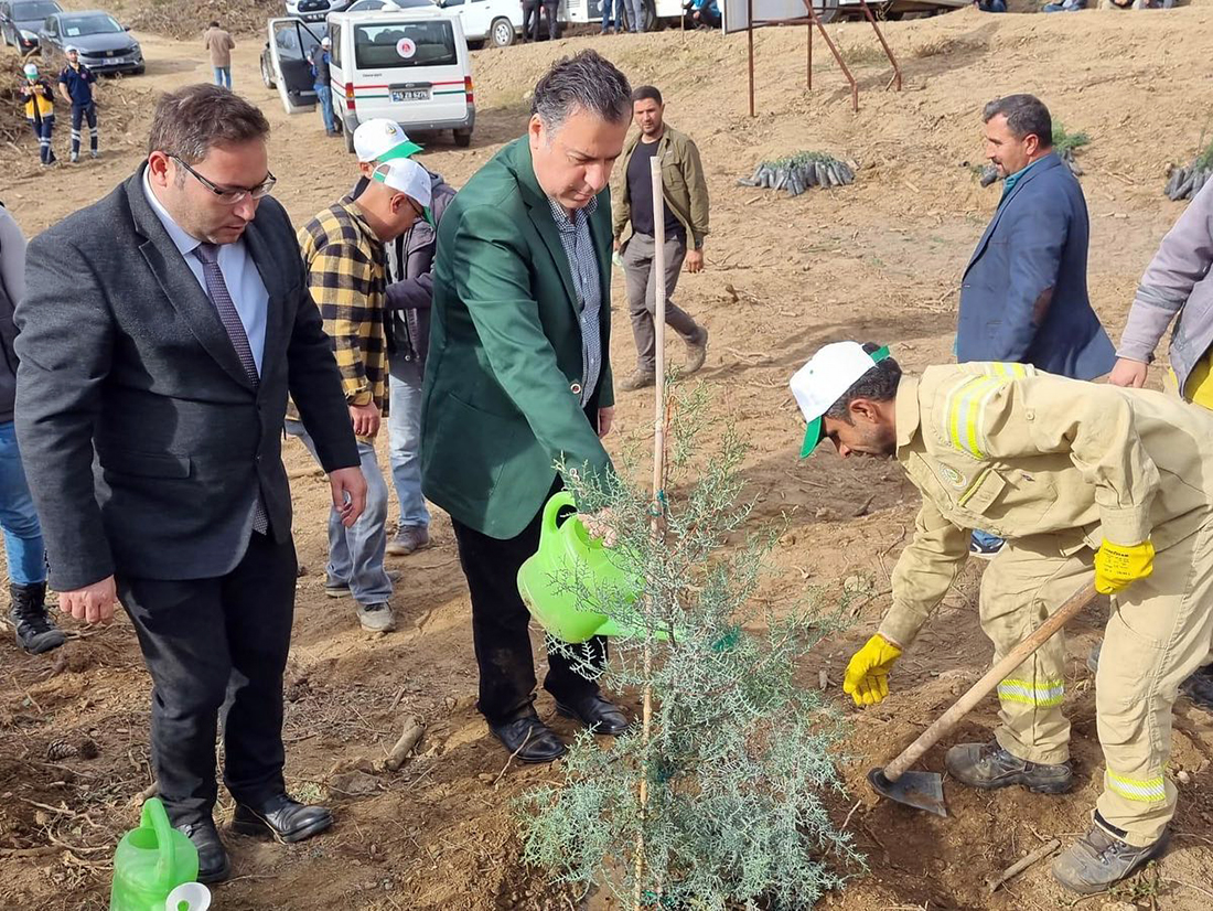 Turgutlu'da Cumhuriyete nefes için 1500 fidan dikildi