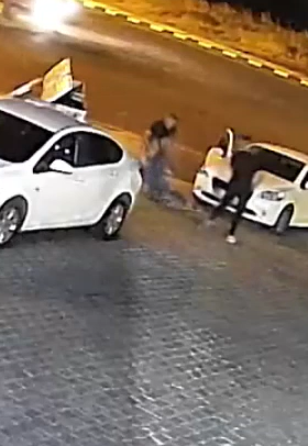 Bir kadının, zorla otomobile bindirilerek kaçırıldığı anlar güvenlik kamerasında!