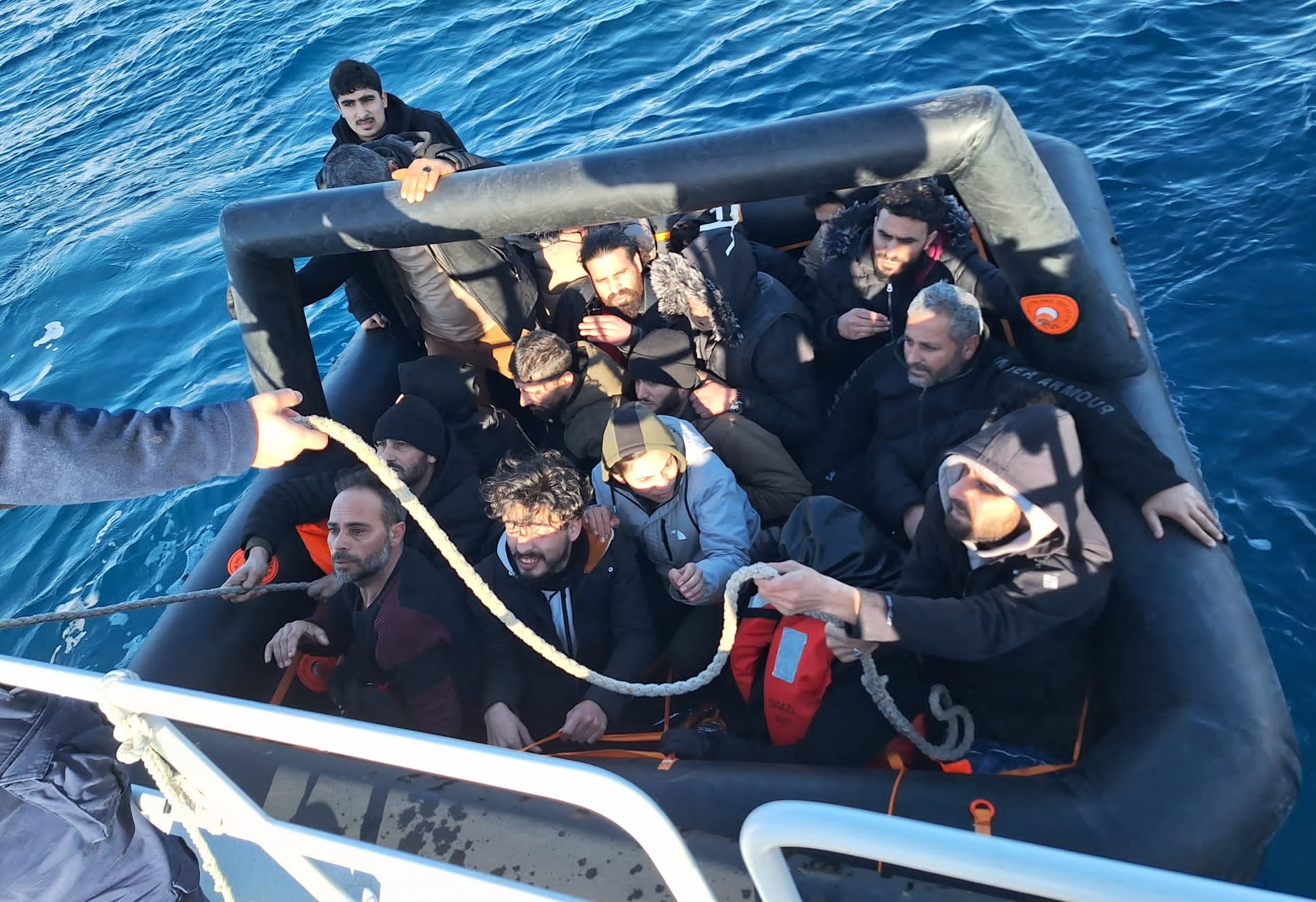 İzmir açıklarında can pazarı:69 düzensiz göçmen kurtarıldı