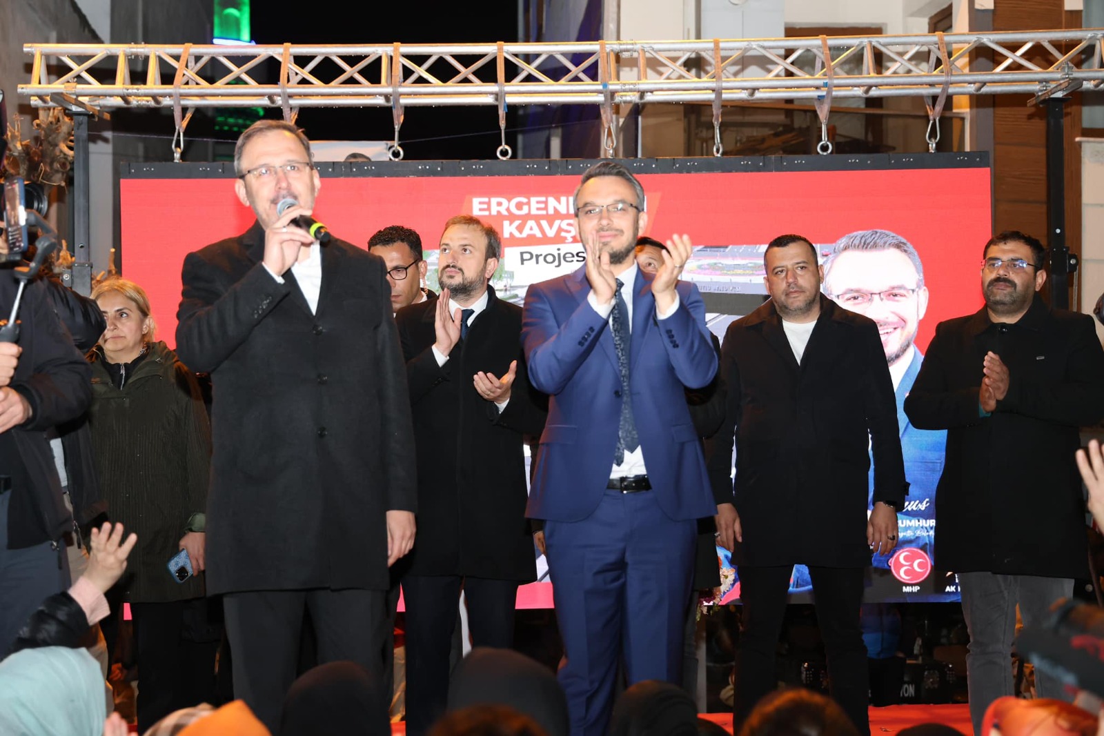 Eski Bakan Kasapoğlu: "Her bir hizmeti için canımızla başımızla Yunus kardeşimizin yanındayız"