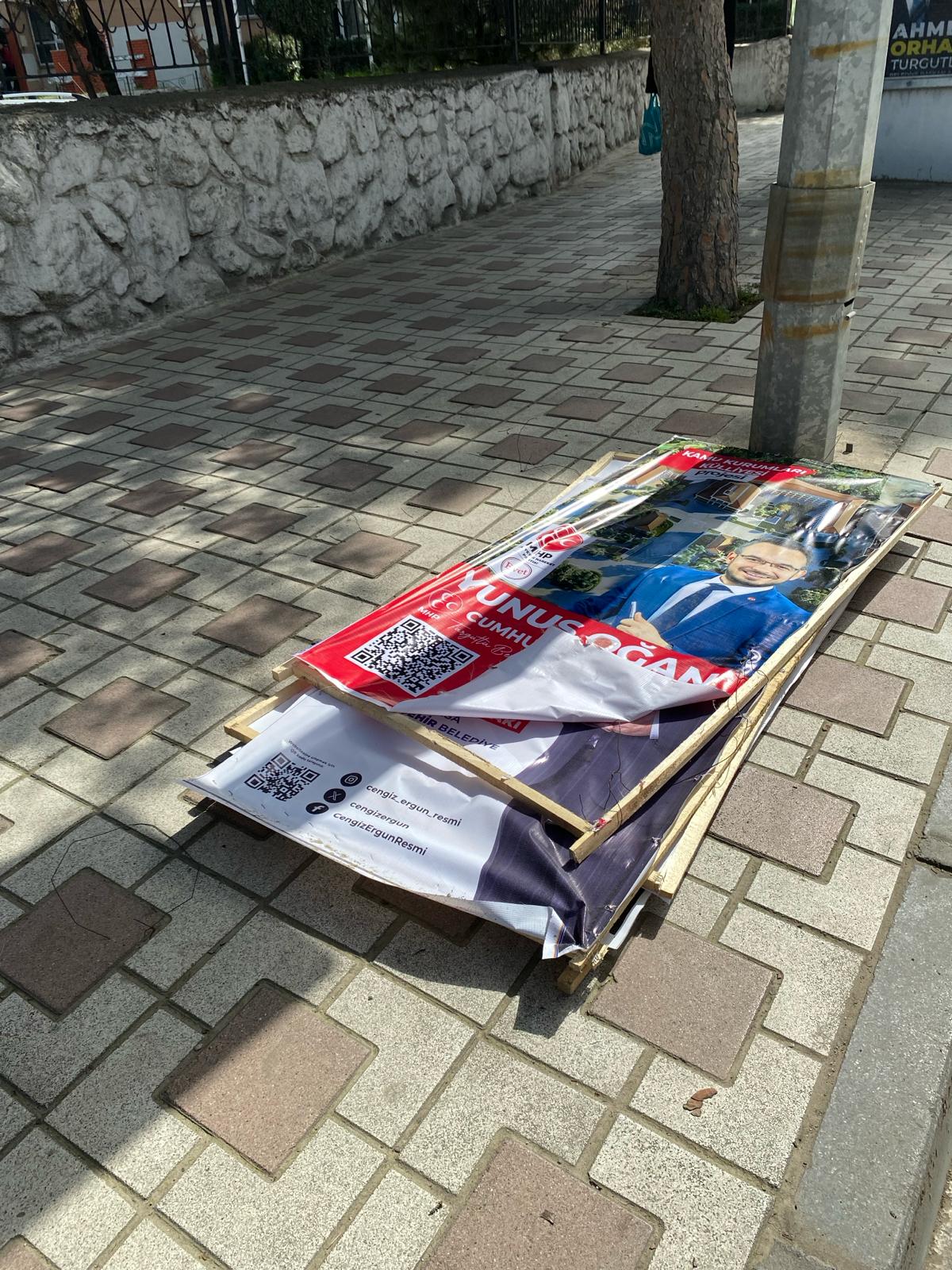 Turgutlu'da adayların afişleri söküldü