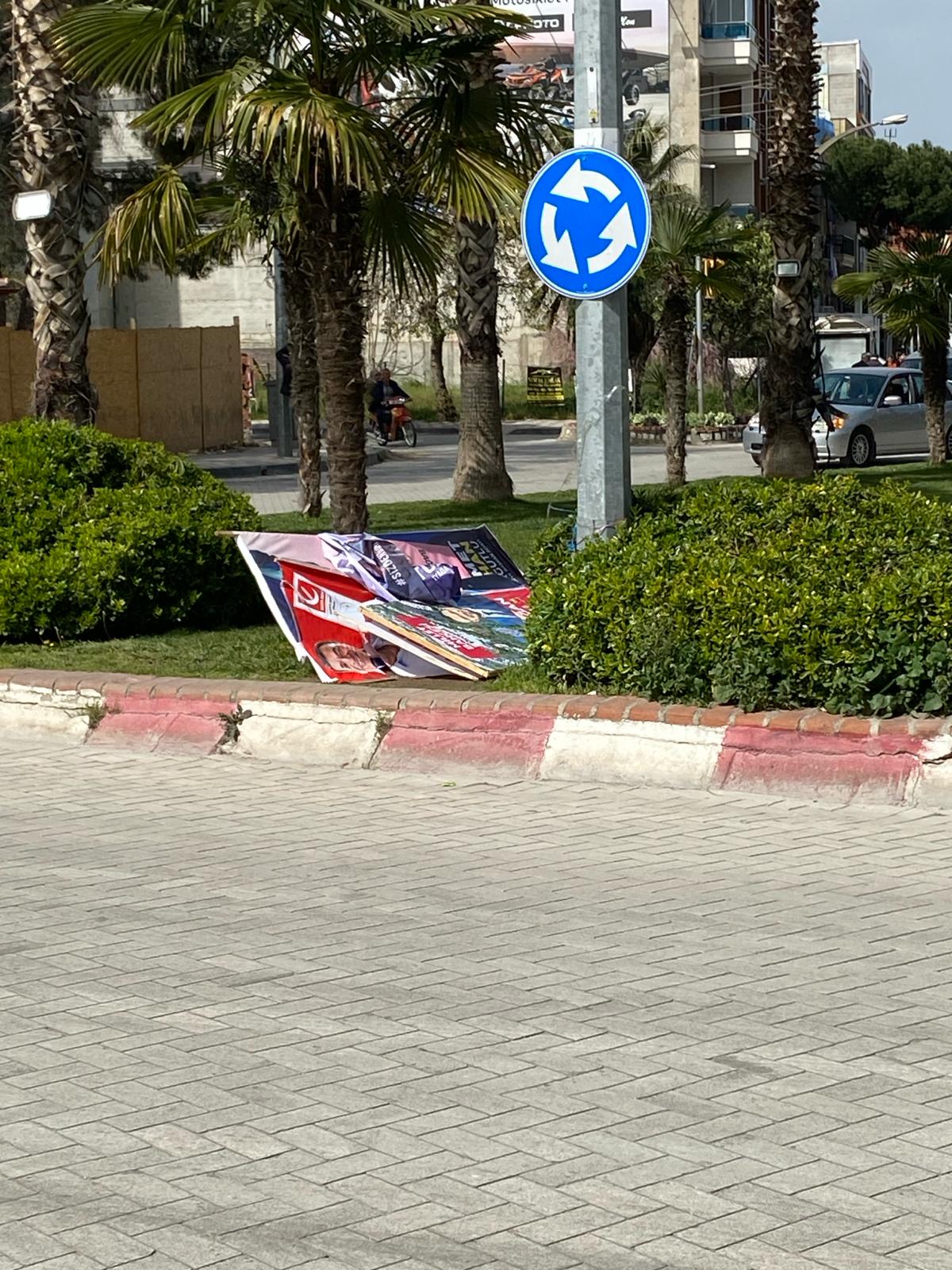Turgutlu'da adayların afişleri söküldü