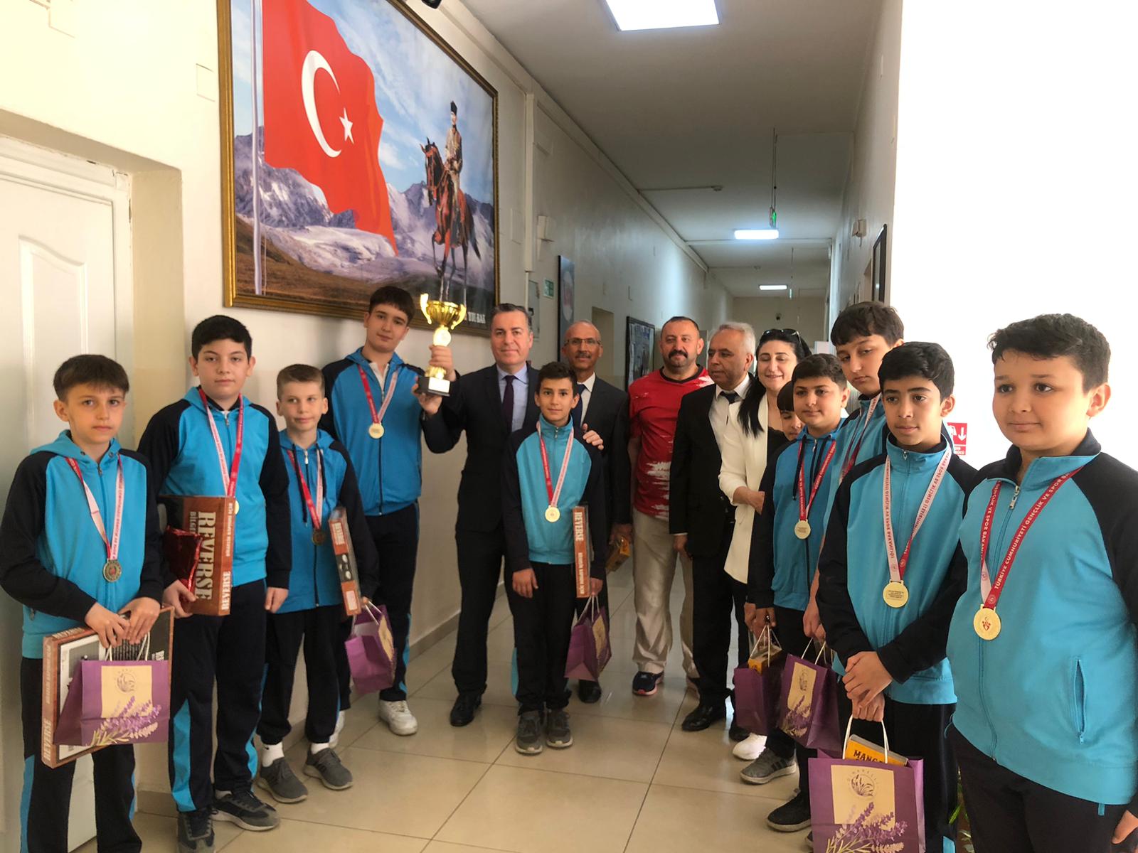 Türkiye şampiyonu Şadi Turgutlu Ortaokulu'ndan Kaymakam Kapankaya'ya ziyaret