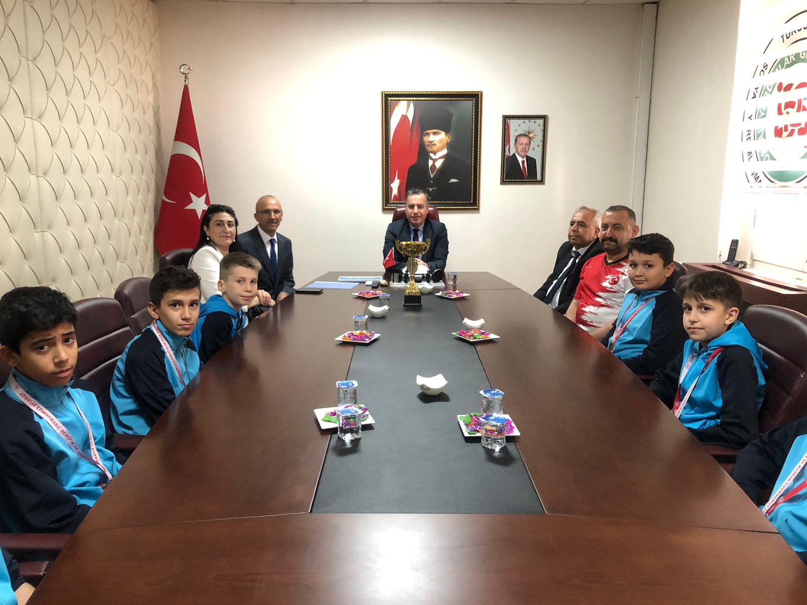 Türkiye şampiyonu Şadi Turgutlu Ortaokulu'ndan Kaymakam Kapankaya'ya ziyaret