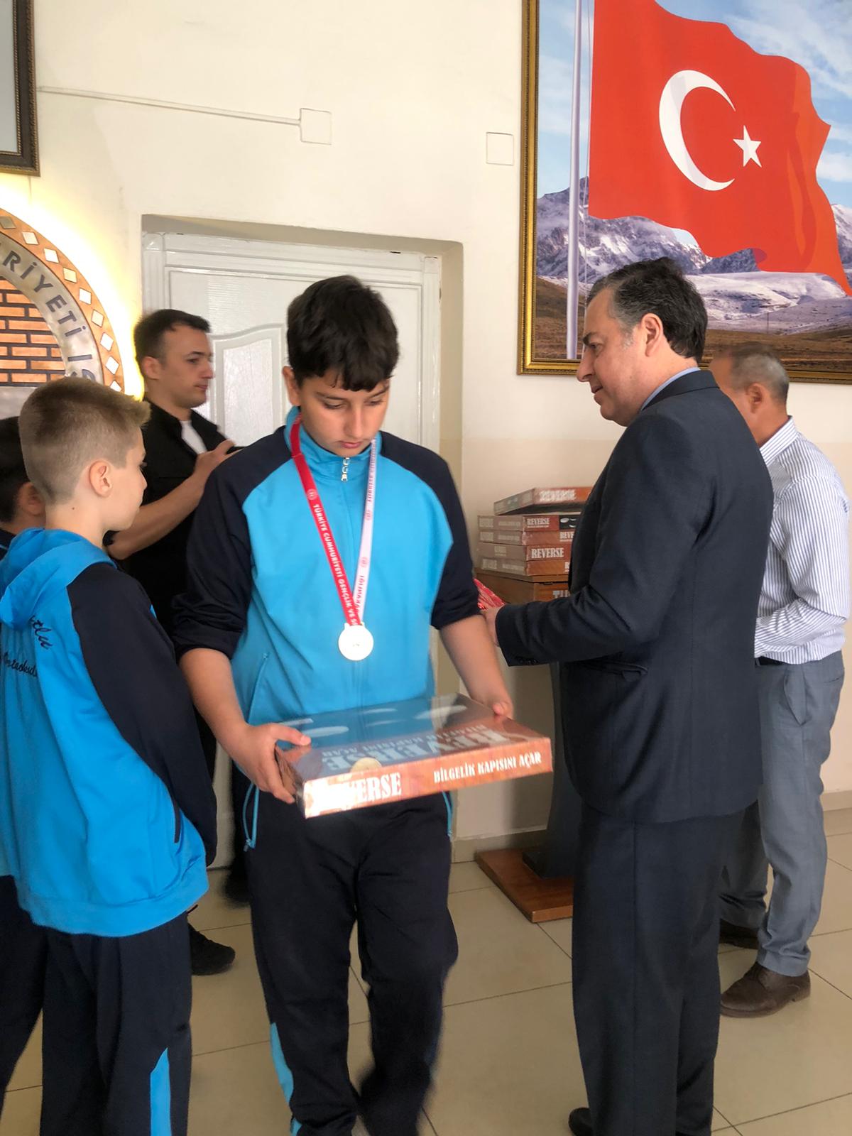 Türkiye şampiyonu Şadi Turgutlu Ortaokulu'ndan Kaymakam Kapankaya'ya ziyaret