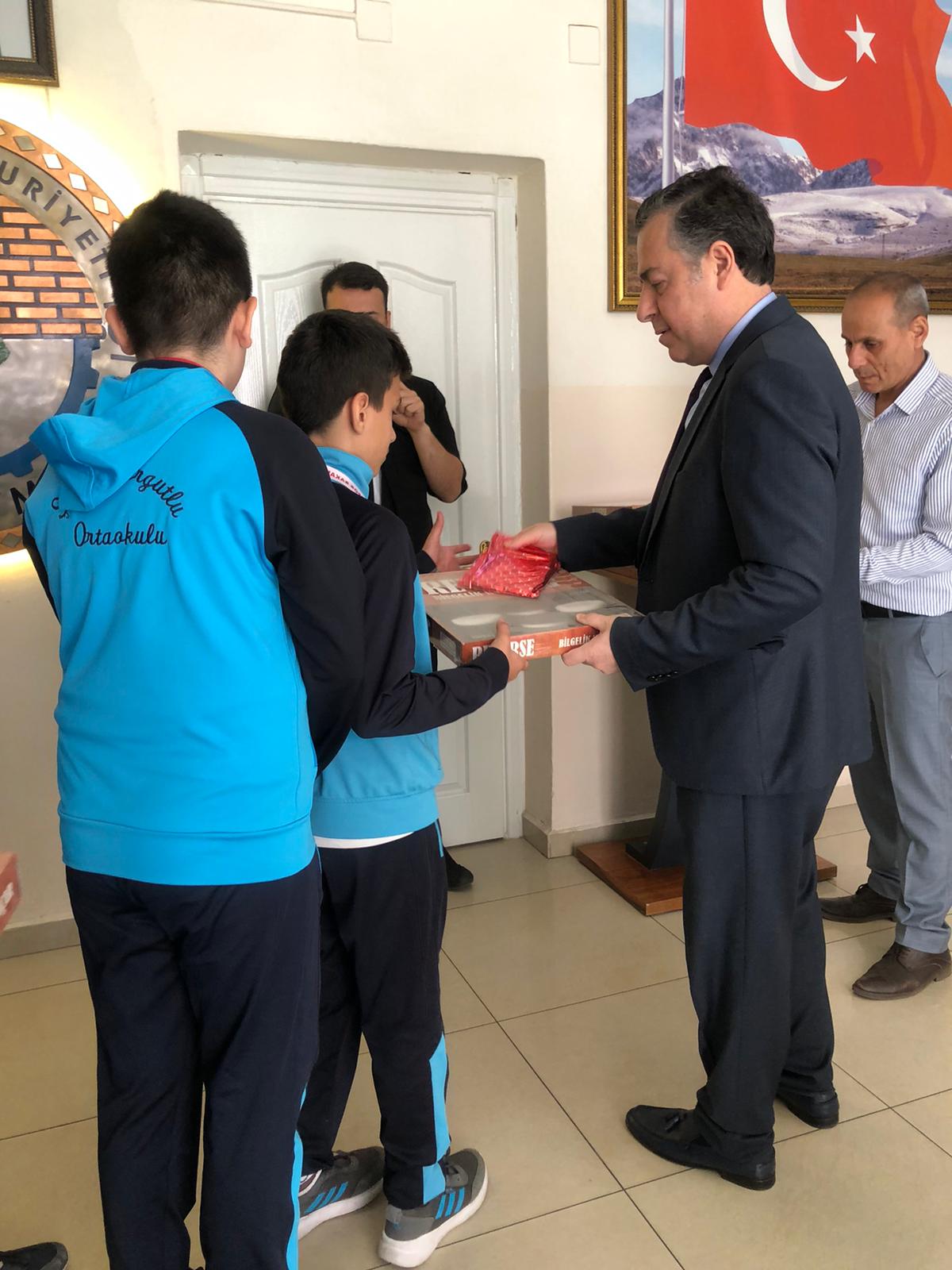 Türkiye şampiyonu Şadi Turgutlu Ortaokulu'ndan Kaymakam Kapankaya'ya ziyaret