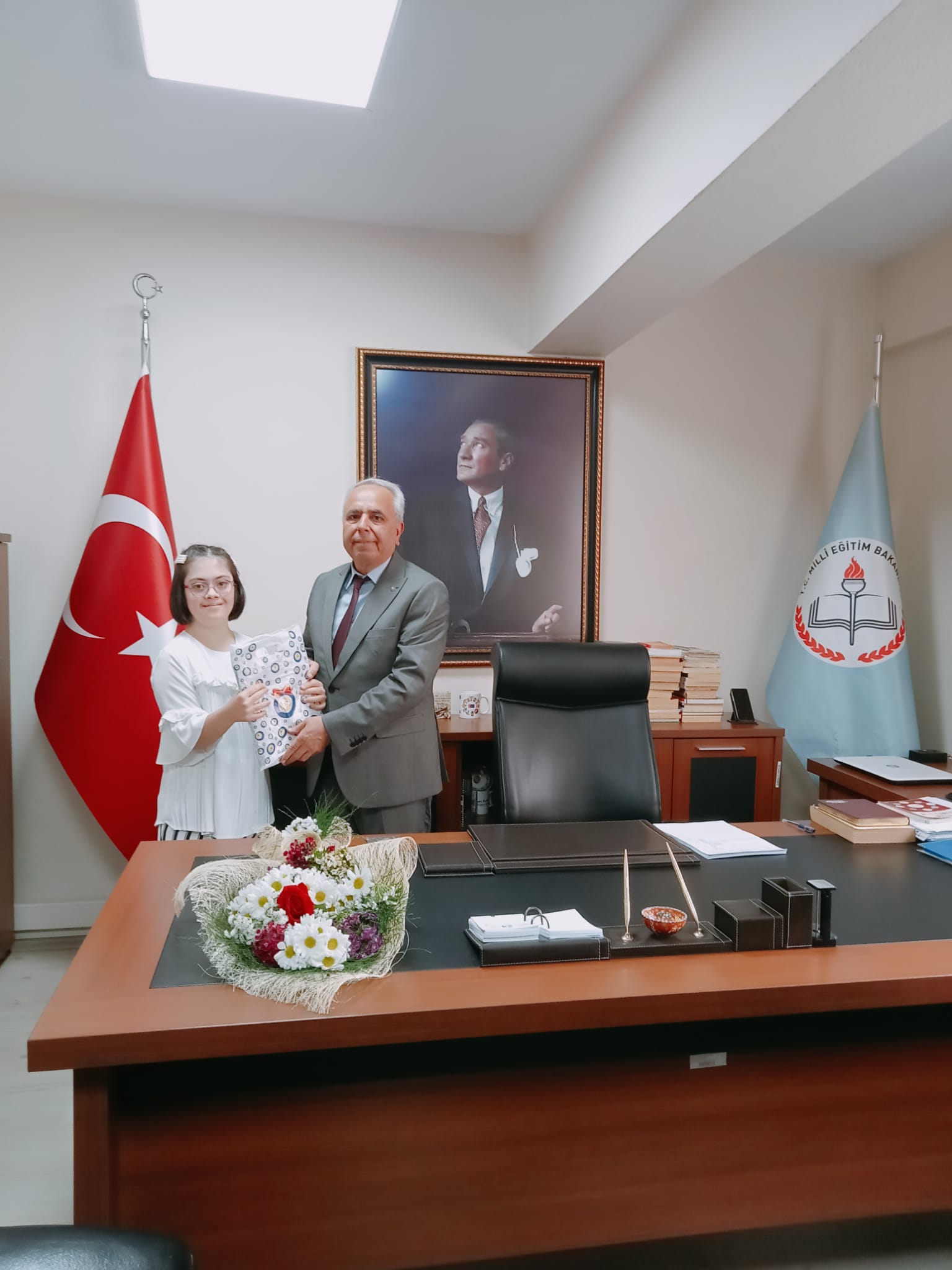 19 Mayıs Ortaokulu öğrenci ve idarecileri Ölmez'i makamında ziyaret etti