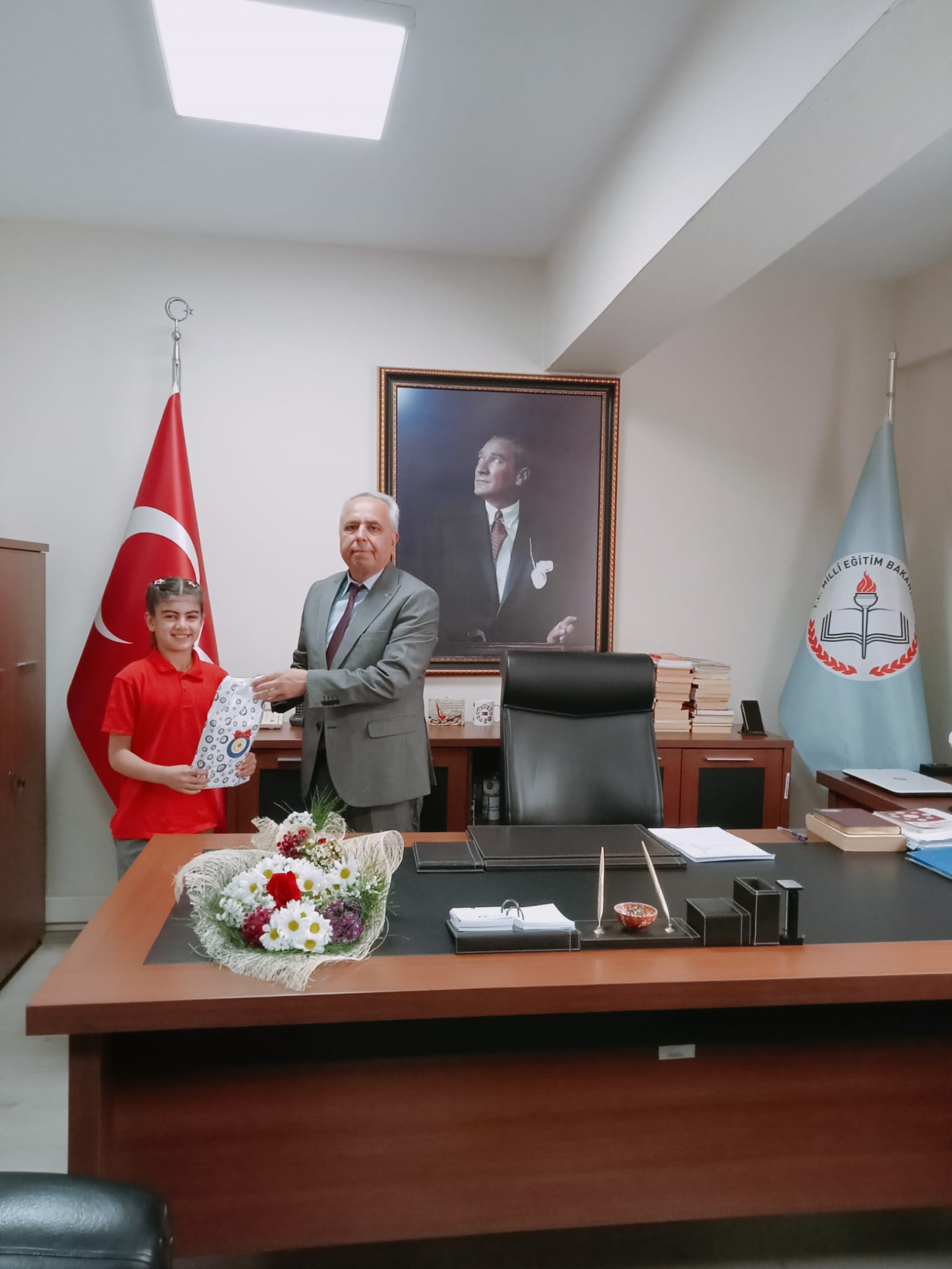 19 Mayıs Ortaokulu öğrenci ve idarecileri Ölmez'i makamında ziyaret etti