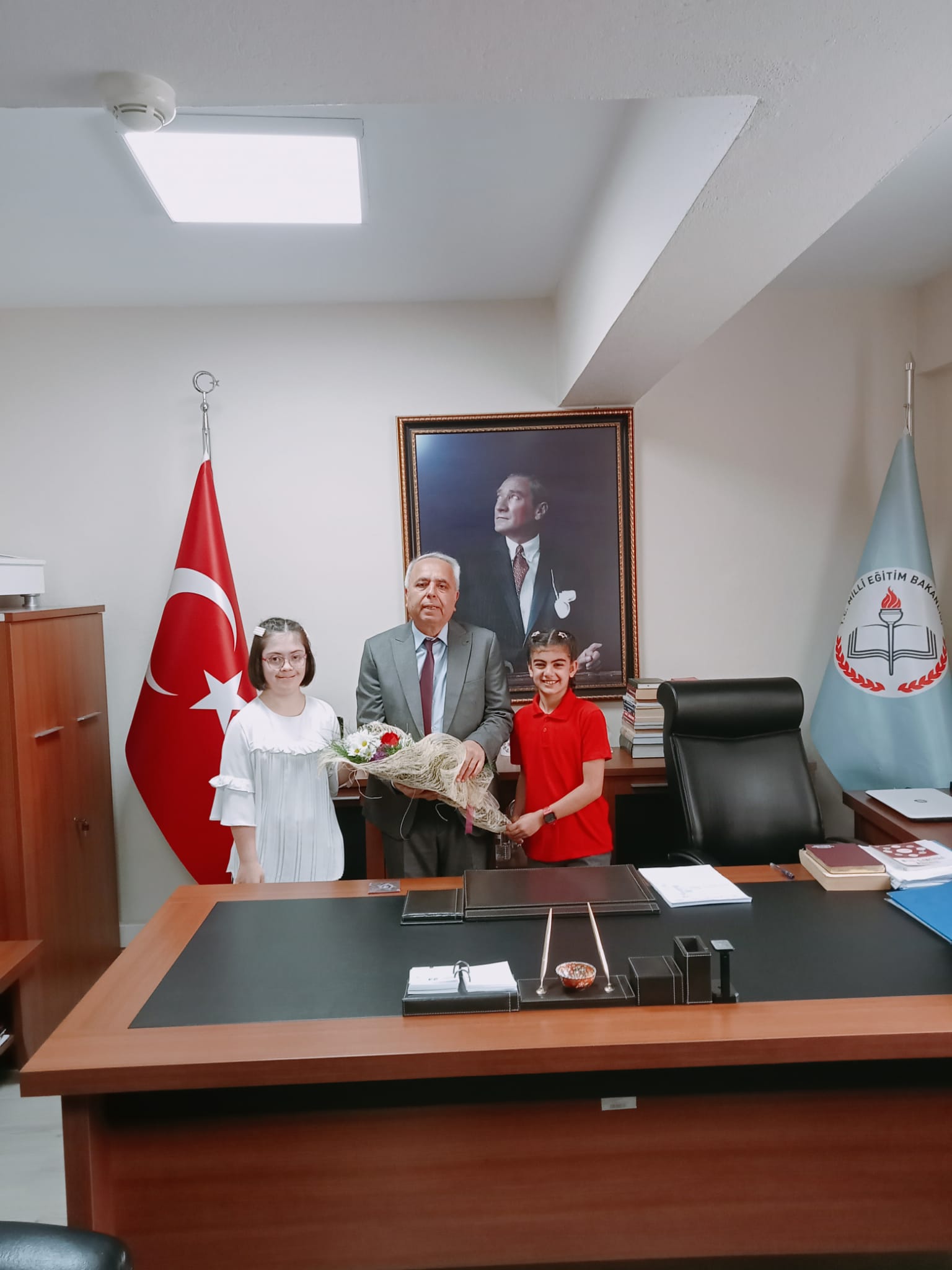 19 Mayıs Ortaokulu öğrenci ve idarecileri Ölmez'i makamında ziyaret etti
