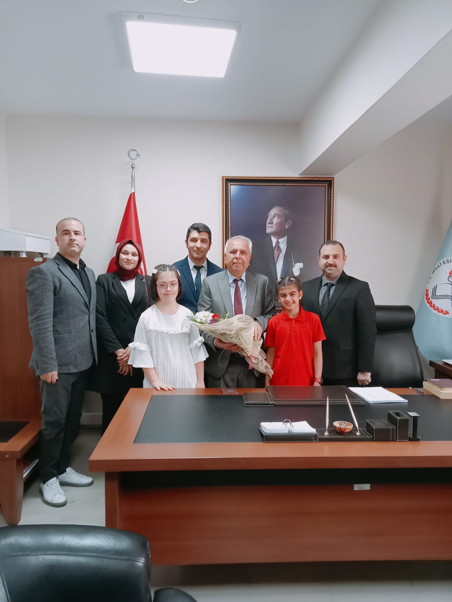 19 Mayıs Ortaokulu öğrenci ve idarecileri Ölmez'i makamında ziyaret etti