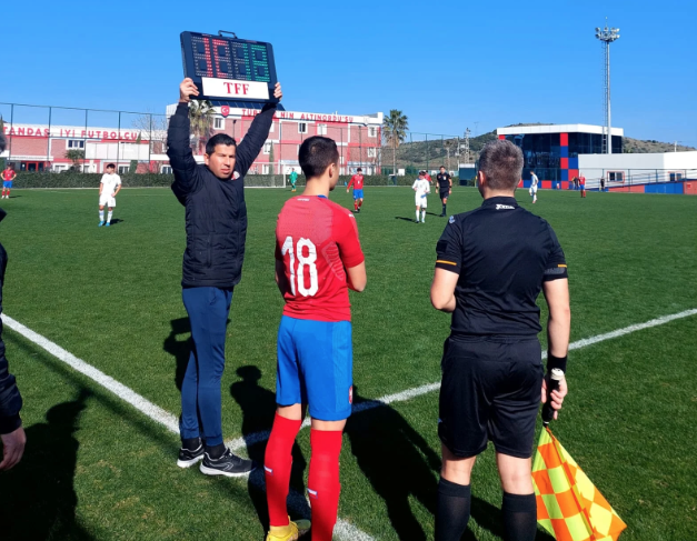 Turgutlu'yu ağlatan genç hakeme gözü yaşlı veda!