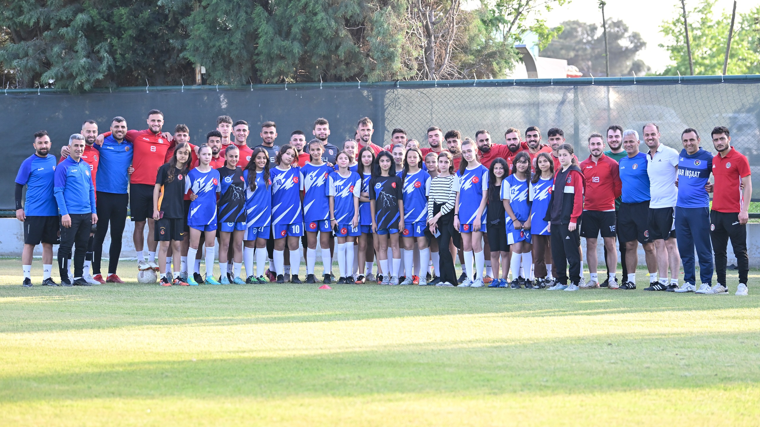 Turgutlu Halk Eğitim Kız Futbol Takımı, Turgutluspor antrenmanında