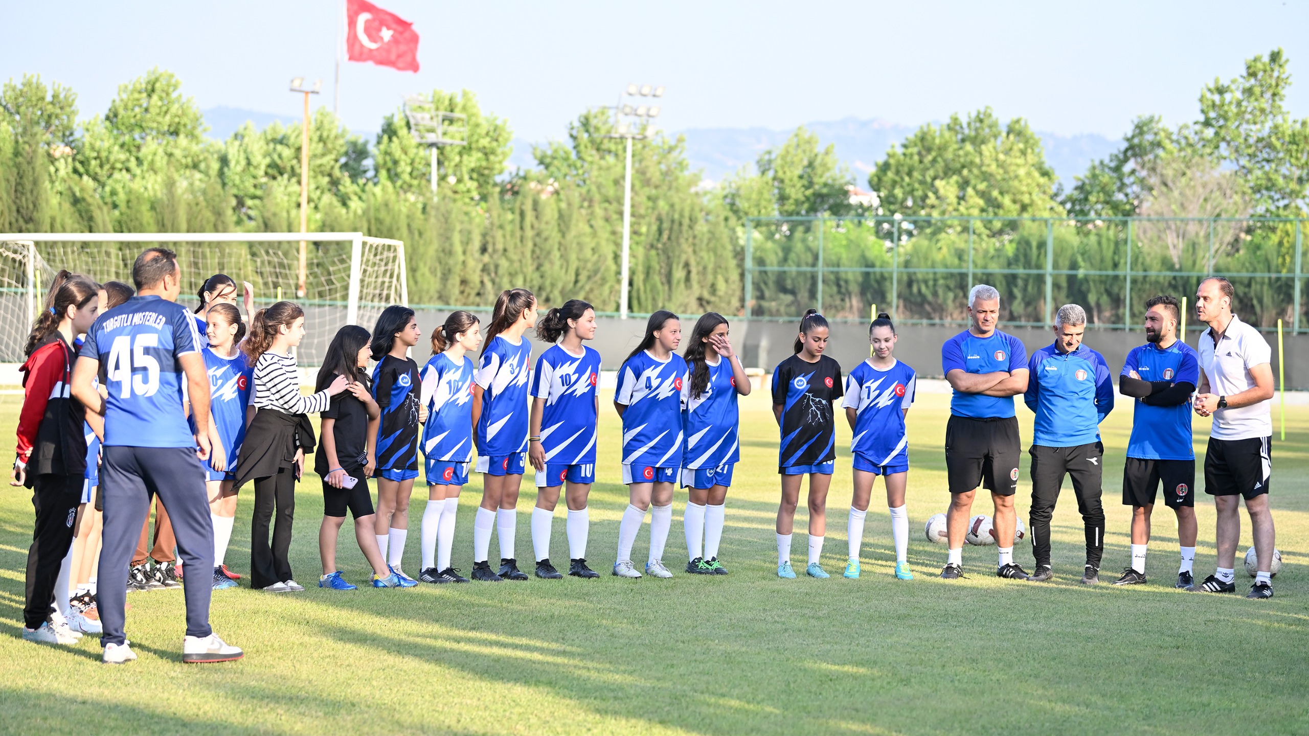 Turgutlu Halk Eğitim Kız Futbol Takımı, Turgutluspor antrenmanında