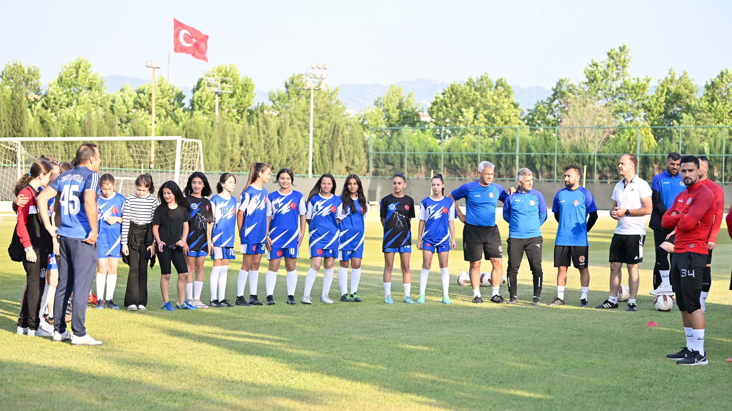 Turgutlu Halk Eğitim Kız Futbol Takımı, Turgutluspor antrenmanında