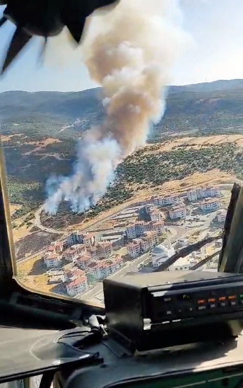 Manisa'da konutlara yakın yerde orman yangını!