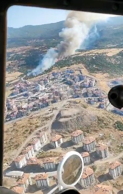 Manisa'da konutlara yakın yerde orman yangını!