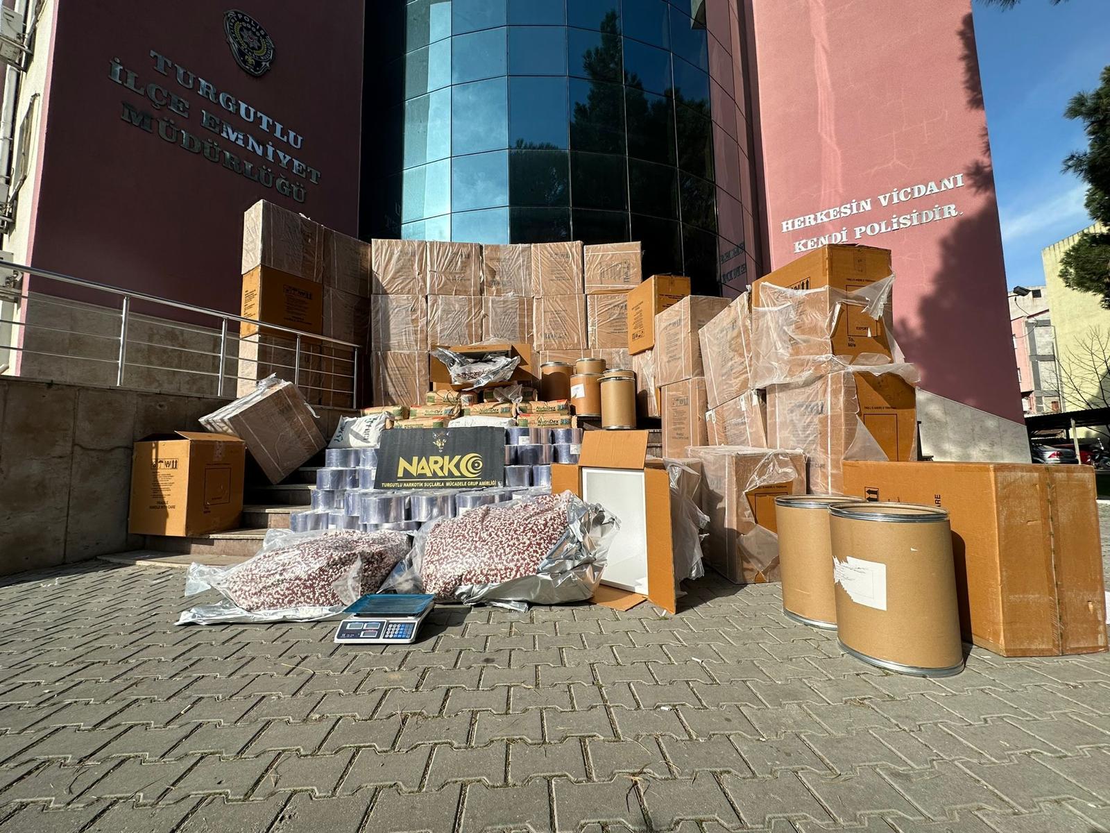 Turgutlu merkezli narkotik operasyonunda 40 şahıs tutuklandı