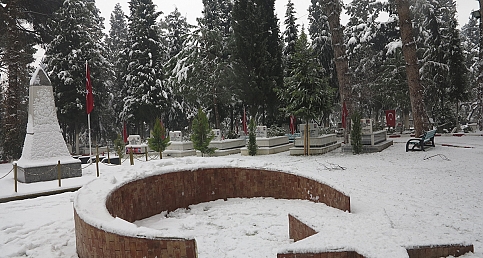 TURGUTLU BELEDİYESİ KABRİSTANLIĞI'NDA KABİRLER BEYAZA BÜRÜNDÜ