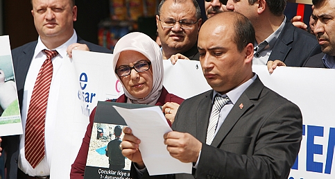 Al bayrağımızın inmemesi, ezanlarımızın susmaması için kan döküp can veren şehitlerimiz için Evet ! Evet! Evet""