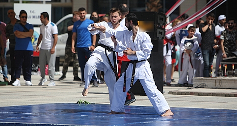 19 Mayıs Atatürk'ü Anma, Gençlik ve Spor Bayramı, Turgutlu'da düzenlenen programla kutlandı