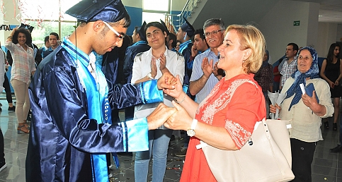 Doktorlar yaşaması mucize olur demişti ,Deniz, lise diplomasını aldı
