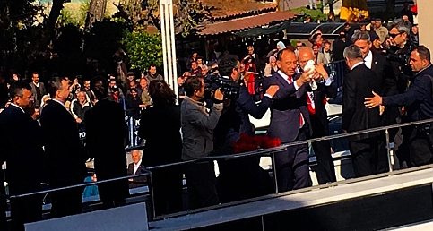 Kılıçdaroğlu,  Turgutlu Belediye Adayı Akın'la birlikte barış güvercini uçurdu