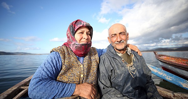 Ekmeklerini balıktan çıkaran Aydınlı çift, 40 yıldır birlikte kürek çekiyor
