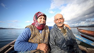 Ekmeklerini balıktan çıkaran Aydınlı çift, 40 yıldır birlikte kürek çekiyor