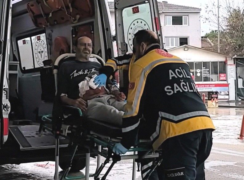 Babasını 6 yerinden bıçakladıktan sonra 112’den yardım istedi!