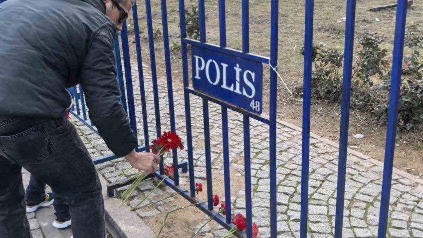 Helikopter kazasında hayatını kaybedenlere karanfilli veda