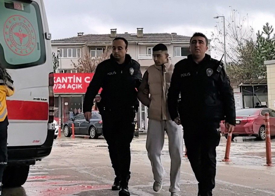 Babasını 6 yerinden bıçakladıktan sonra 112’den yardım istedi!