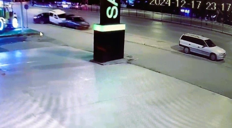 Kırmızı ışık ihlali yaptı: Kazada ortalık savaş alanına döndü!