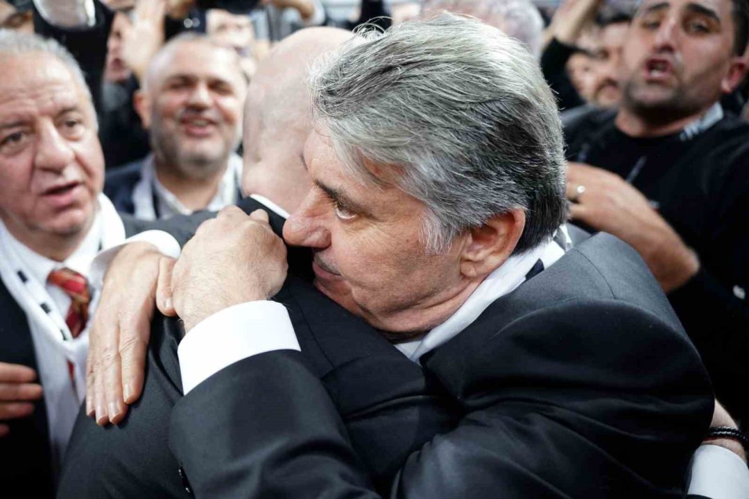 Beşiktaş’ta başkan adayları Serdal Adalı ve Hüseyin Yücel kucaklaştı