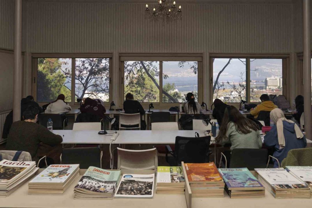 Kütüphanelerde binlerce genç ağırlanıyor