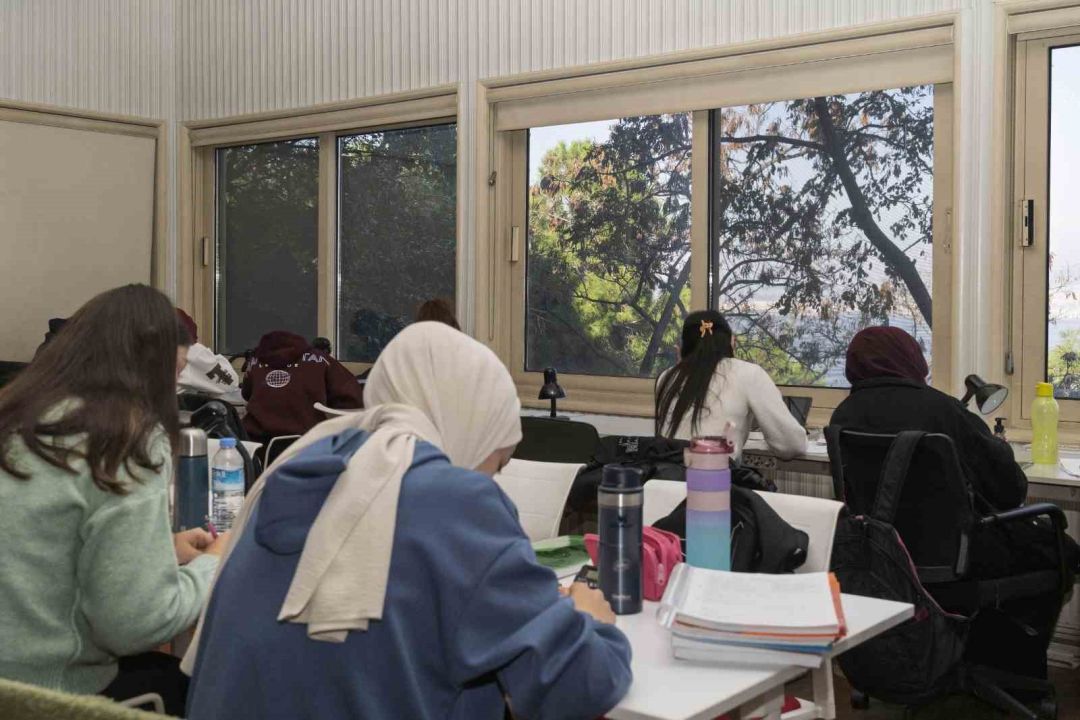 Kütüphanelerde binlerce genç ağırlanıyor