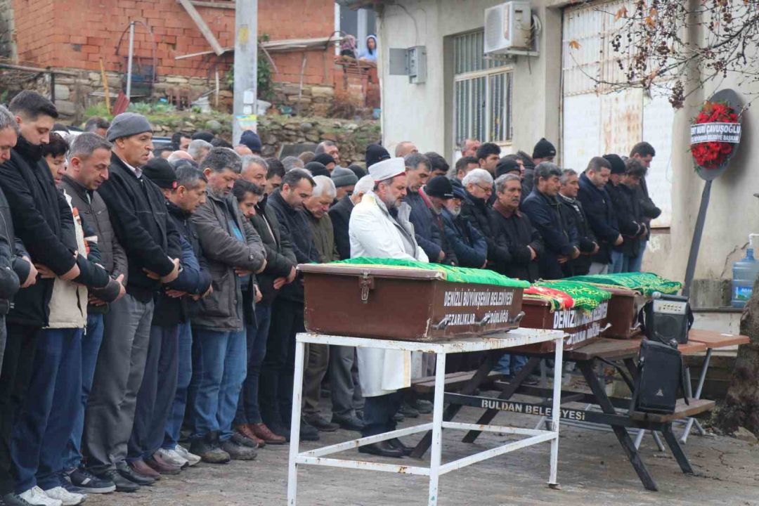 Kazada hayatını kaybeden aile son yolculuklarına yan yana uğurlandı