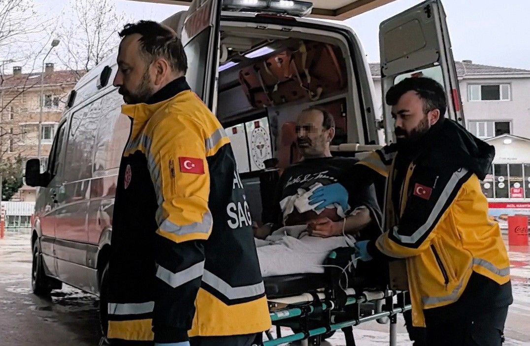 Babasını 6 yerinden bıçakladıktan sonra 112’den yardım istedi!