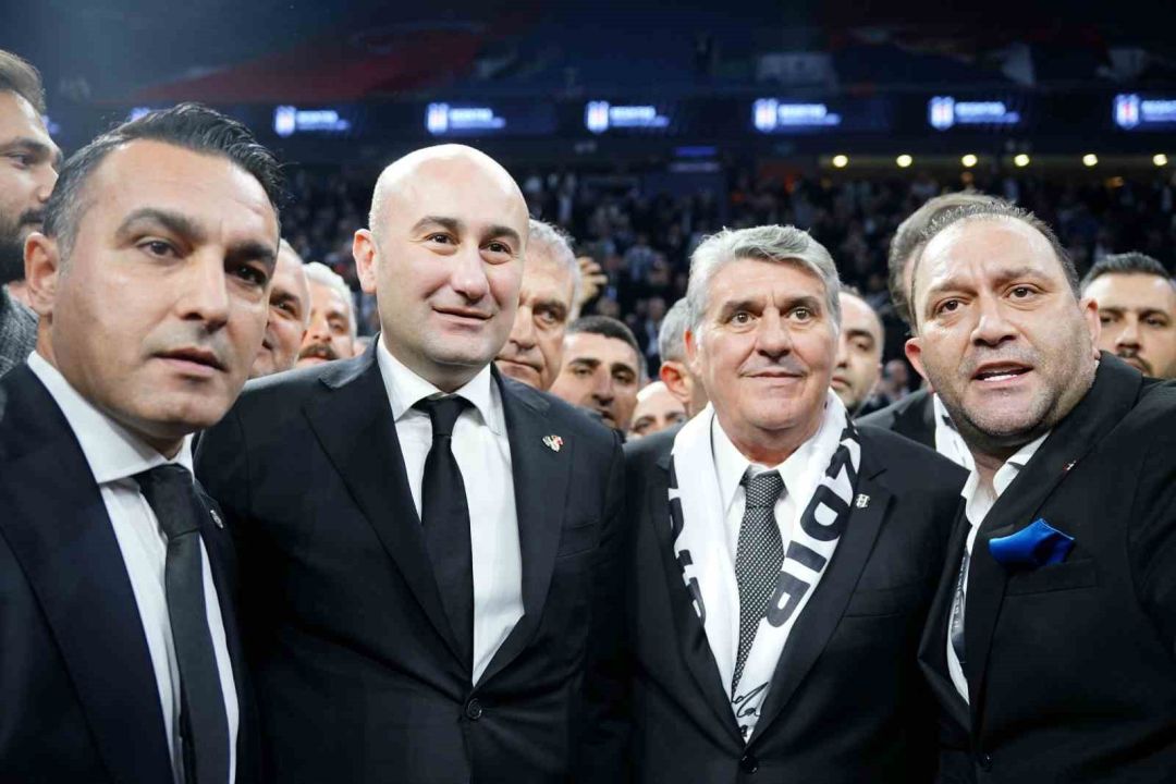 Beşiktaş’ta başkan adayları Serdal Adalı ve Hüseyin Yücel kucaklaştı
