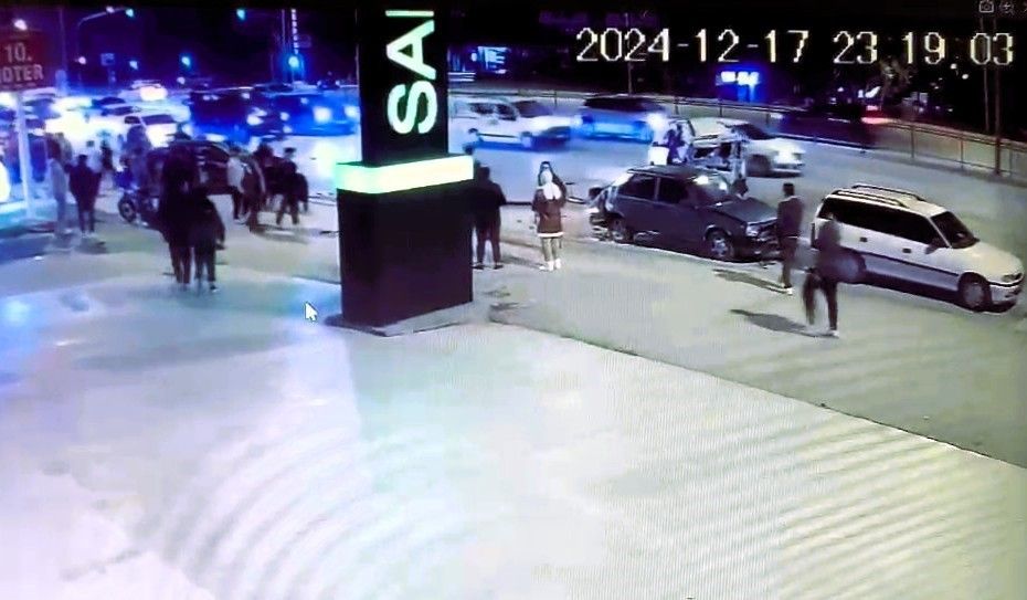 Kırmızı ışık ihlali yaptı: Kazada ortalık savaş alanına döndü!