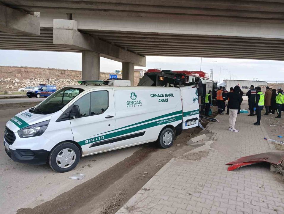 Başkent'te feci kaza! Belediye otobüsü tırla çarpıştı: 1 ölü, 1 yaralı