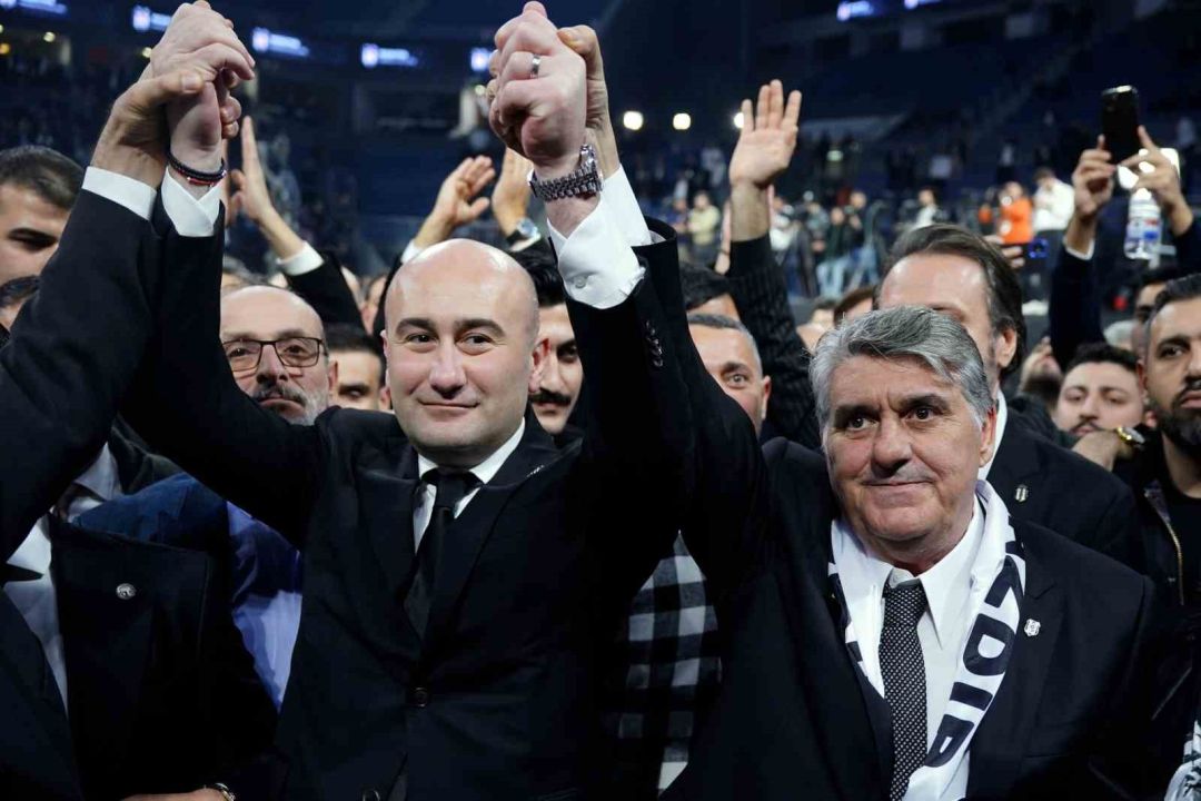 Beşiktaş’ta başkan adayları Serdal Adalı ve Hüseyin Yücel kucaklaştı
